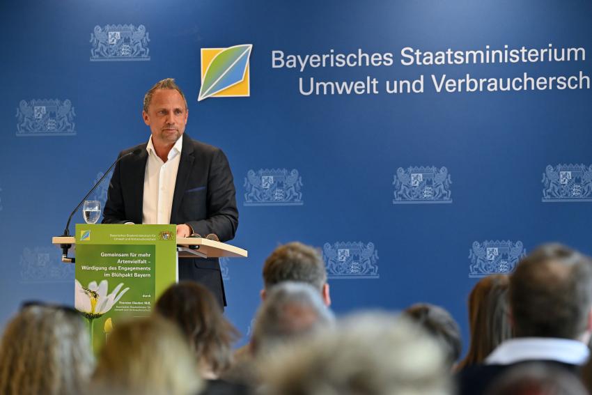 Umweltminister Thorsten Glauber würdigt das Engagement der Betriebe, Gärtnereien und Golfplätze im Blühpakt Bayern.