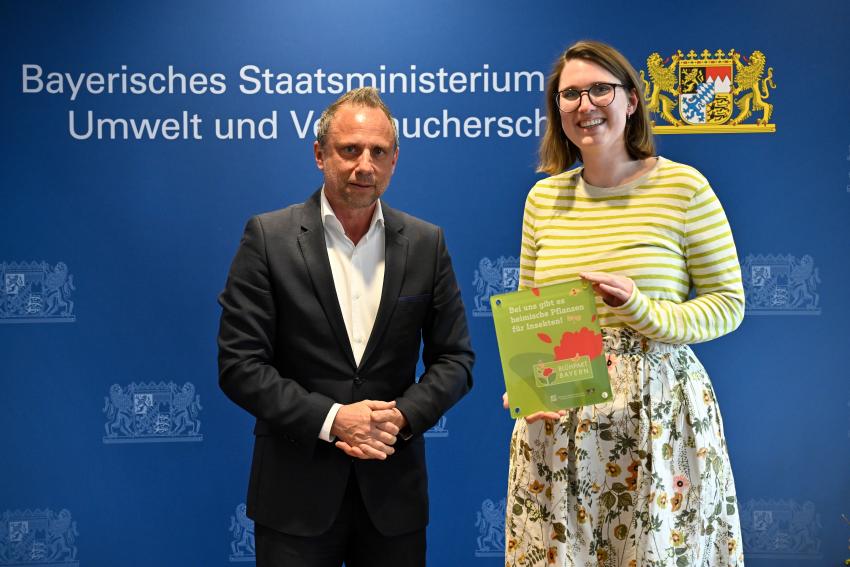 Umweltminister Thorsten Glauber hat die Blühpakt-Plakette 