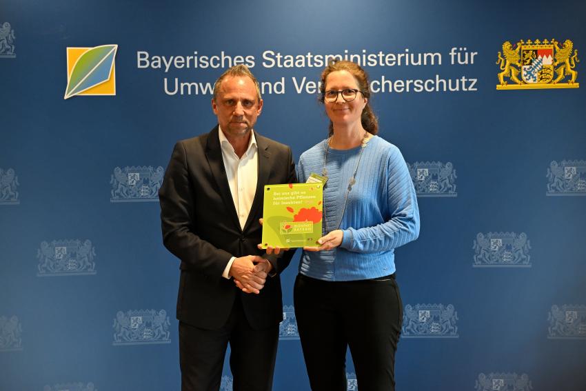 Umweltminister Thorsten Glauber hat die Blühpakt-Plakette 