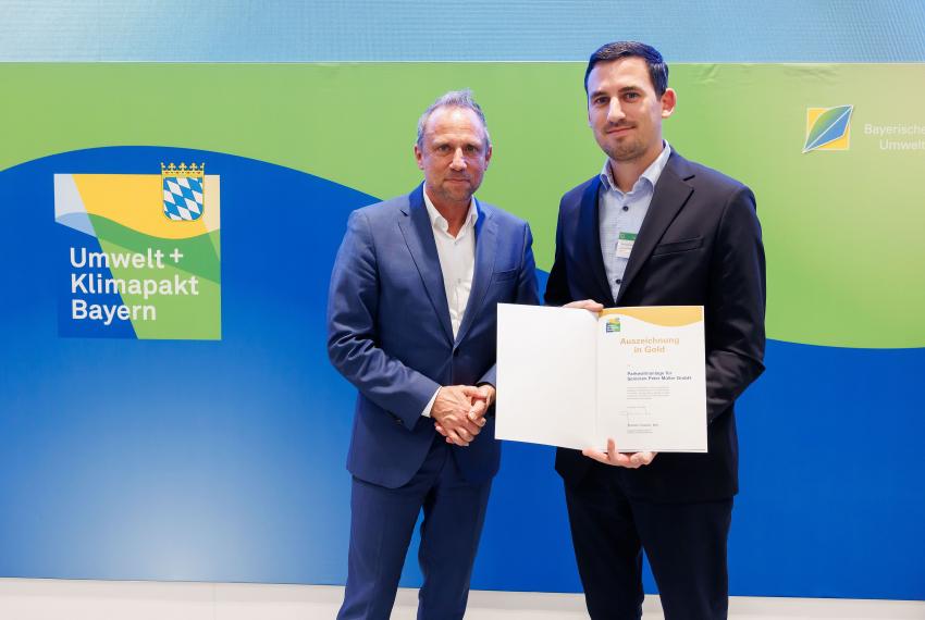 Umweltminister Thorsten Glauber übergibt Gold-Urkunde an die Parkwohnanlage für Senioren Peter Müller GmbH