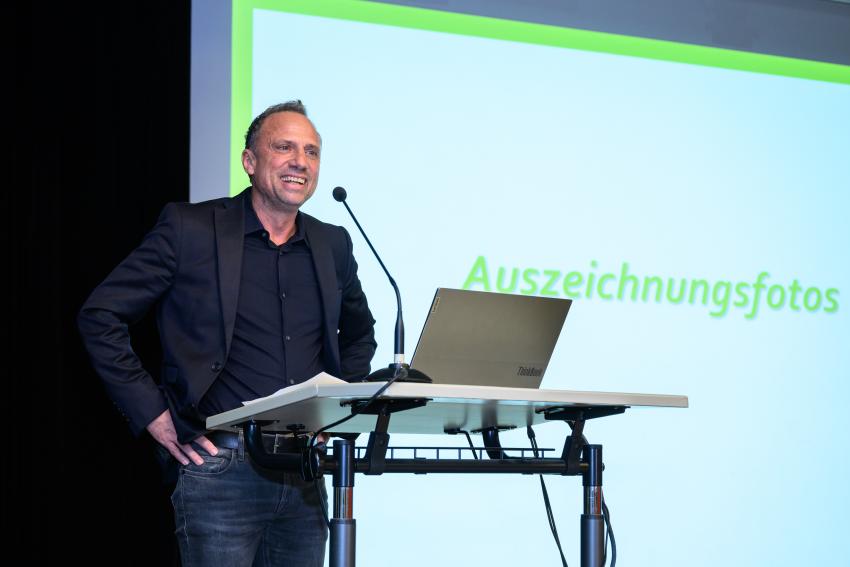 Bayerische Umweltministerium Thorsten Glauber am Rednerpult.