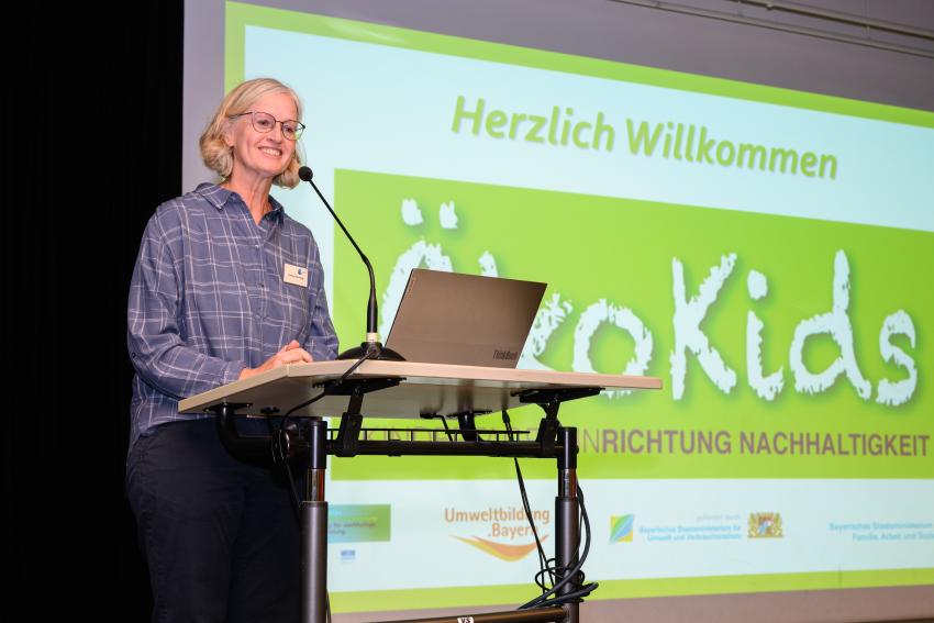 Am Rednerpult steht Frau Carmen Günnewig, Landesbund für Vogelschutz (LBV).