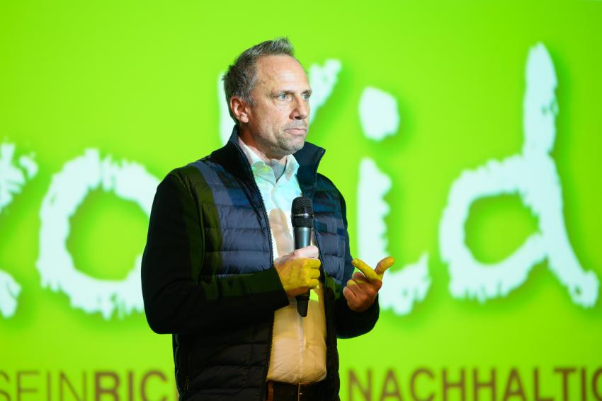 Umweltminister Thorsten Glauber übergab rund 60 Auszeichnungsurkunden Ökokids 2024 in Nürnberg.