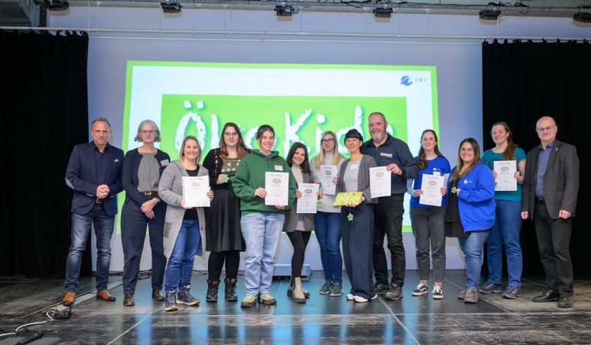 Umweltminister Thorsten Glauber (l.) und Norbert Schäffer, Vorsitzender des Landesbund für Vogelschutz in Bayern e.V. (r.) überreichen die Auszeichnungsurkunden Ökokids an die Kitas, von links: BRK Kita Glühwürmchen Leerstetten, Kindergarten St. Matthäus 