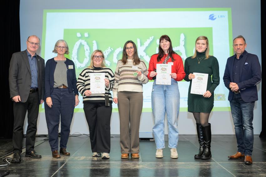 Umweltminister Thorsten Glauber (l.) und Norbert Schäffer, Vorsitzender des Landesbund für Vogelschutz in Bayern e.V. (r.) überreichen die Auszeichnungsurkunden ÖkoKids an die Kitas, von links: Kita St. Vitus Hirschaid, KiTa Sportfeldspatzen Eggolsheim und KiTa - Kinderzeit Weismain. Carmen Günnewig v. LBV unterstützt als Projektleitung das Projekt ÖkoKids (2. v. l.).