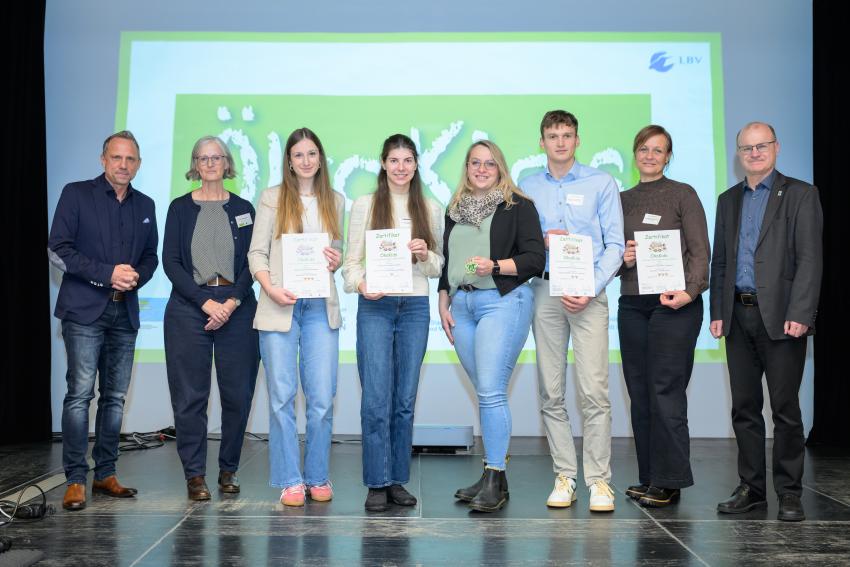 Umweltminister Thorsten Glauber (l.) und Norbert Schäffer, Vorsitzender des Landesbund für Vogelschutz in Bayern e.V. (r.) überreichen die Auszeichnungsurkunden ÖkoKids an die Kitas, von links: Johanniter Kinderhaus Hohenschambach, Kindergarten St. Johannes Hirschbach, Johanniter Kinderhaus Waldwichtel Waldsassen und Kindergarten St. Birgitta Berg-Unterölsbach. Carmen Günnewig v. LBV unterstützt als Projektleitung das Projekt ÖkoKids (2. v. l.).