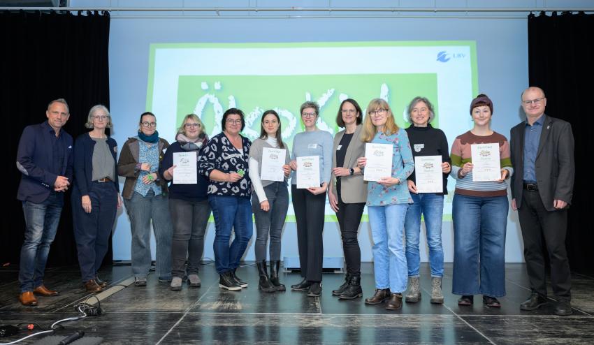 Umweltminister Thorsten Glauber (l.) und Norbert Schäffer, Vorsitzender des Landesbund für Vogelschutz in Bayern e.V. (r.) überreichen die Auszeichnungsurkunden ÖkoKids an die Kitas, von links: AWO Inklusions-Hort an der Eichendorffschule Veitshöchheim, Kath. Kindertagesstätte Die kleinen Strolche Bergtheim, Haus für Kinder Gaukönigshofen, Hort Gaukönigshofen und Ev. Hort Schwebheim. Carmen Günnewig v. LBV unterstützt als Projektleitung das Projekt ÖkoKids (2. v. l.).