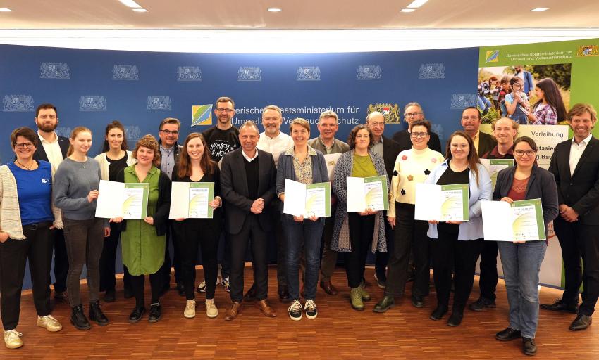 Das Gruppenfoto zeigt Umweltminister Thorsten Glauber mit den neuen Trägern des Qualitätssiegel Umweltbildung.Bayern