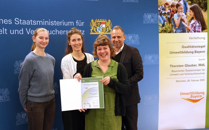 Umweltminister Thorsten Glauber mit Vertretern der Kinder- und Jugendfarm Regensburg e.V. mit der Auszeichnungsurkunde.
