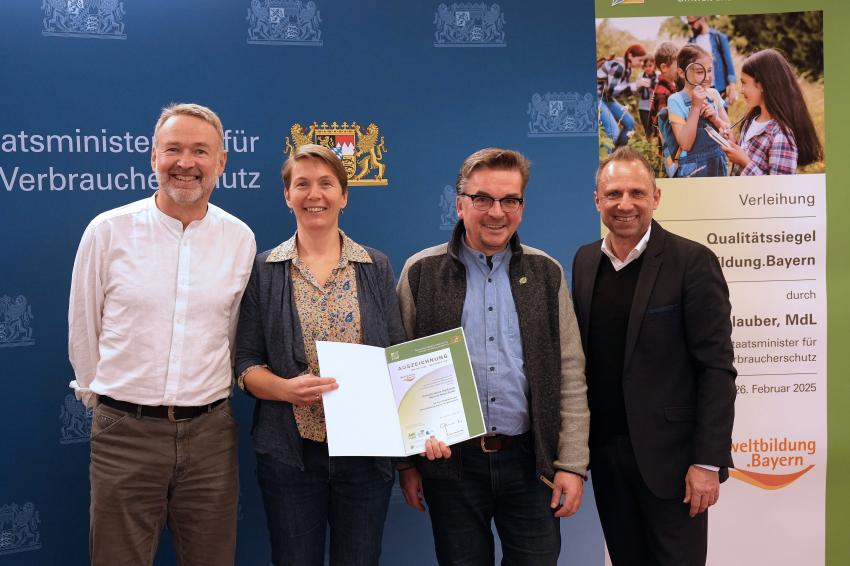 Umweltminister Thorsten Glauber mit Vertretern der Umweltstation Ingolstadt Mensch.Natur.Stadt. mit der Auszeichnungsurkunde.