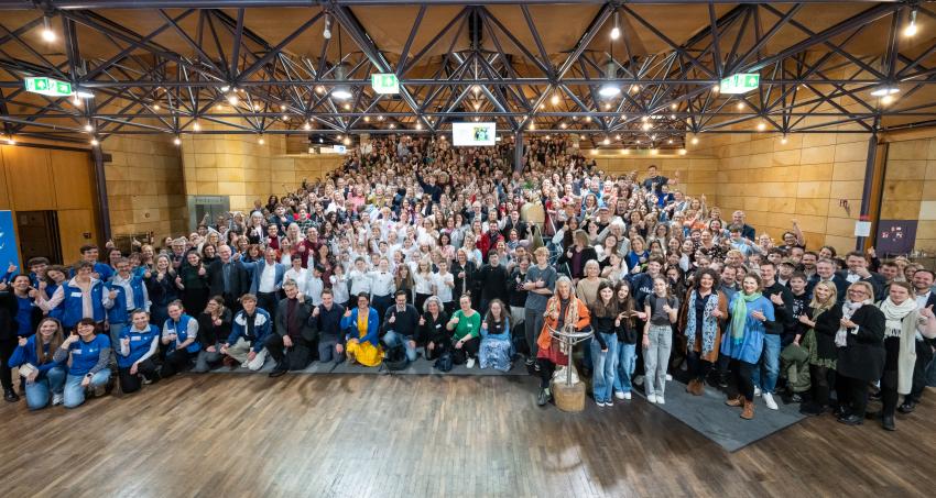 Gruppenfoto der feierlichen Auszeichnungsveranstaltung Umweltschule in Europa  in der Stadthalle Fürth
