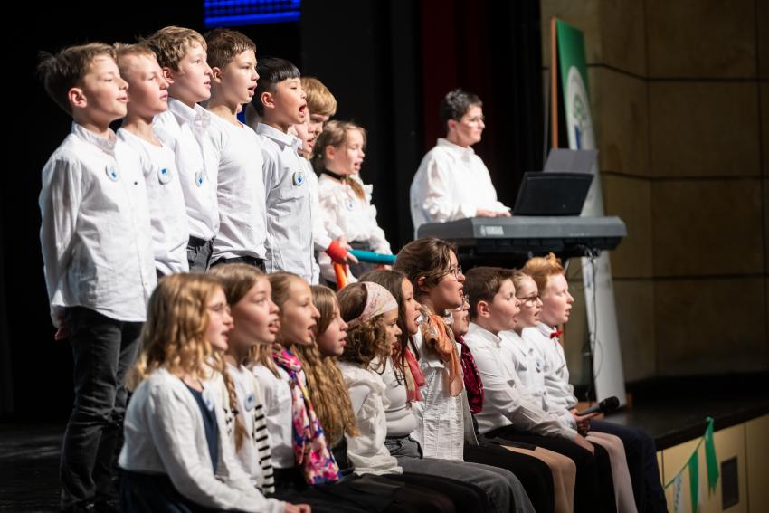 Die Grundschule Süd Gunzenhausen führt ein Musikstück auf