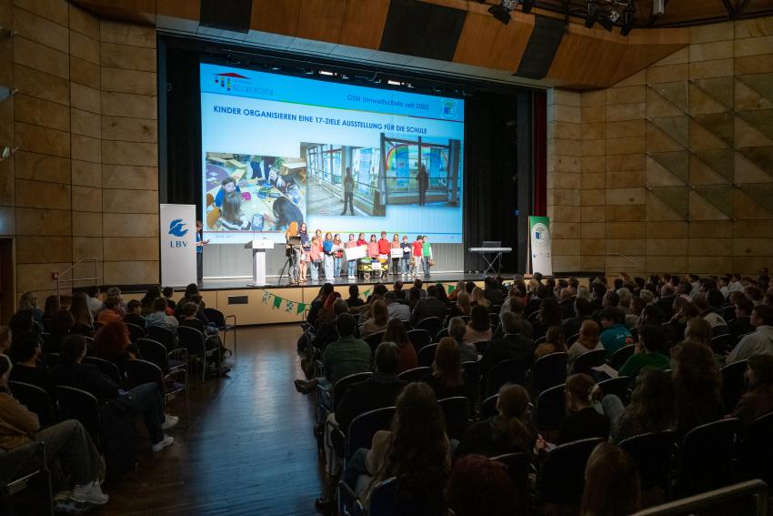 Die Kinder der Grundschule Neunkirchen am Brand haben eine 17-Ziele Ausstellung für die Schule erstellt