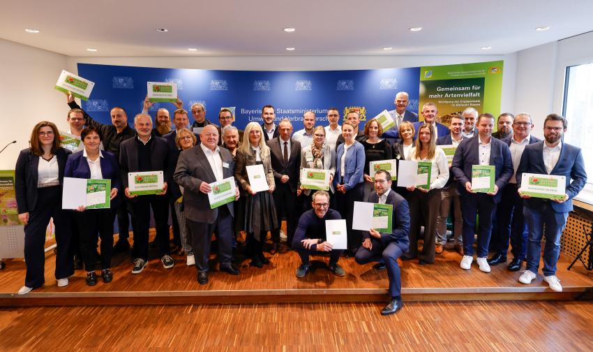 Bild vergrössert sich per Mausklick - >Termin - Auszeichnungsveranstaltung „Blühender Betrieb“ und 