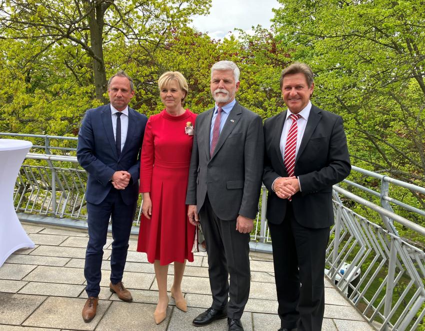 Gruppenfoto u.a. mit Umweltminister Thorsten Glauber, Eva Pavlová und dem Präsidenten der Tschechischen Republik Petr Pavel 