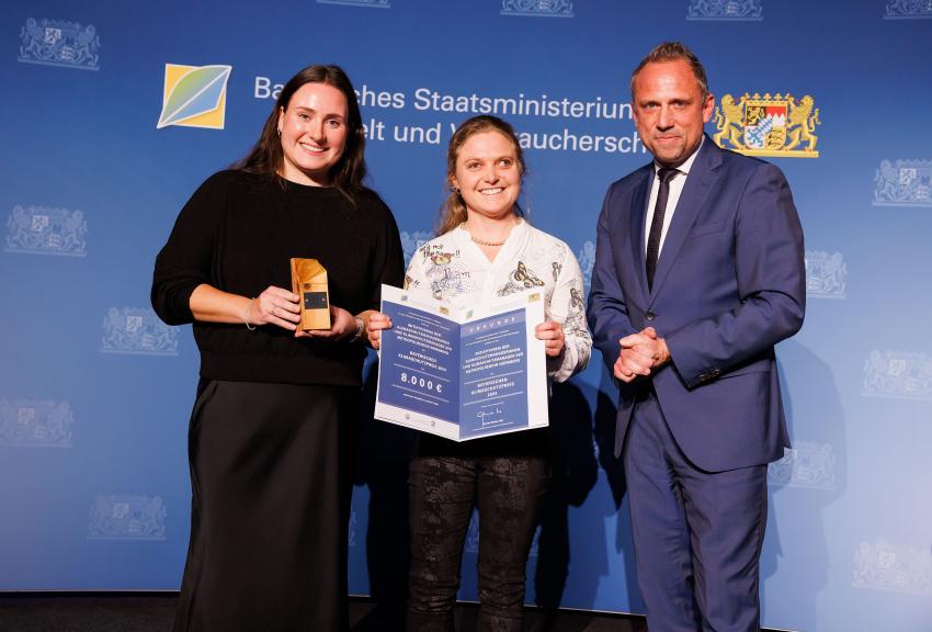 Umweltminister Thorsten Glauber mit den Vertreterinnen des Initiativkreis der Klimaschutzmanagerinnen und Klimaschutzmanager der Metropolregion Nürnberg, sie zeigen den Klimaschutzpreis und die Urkunde.