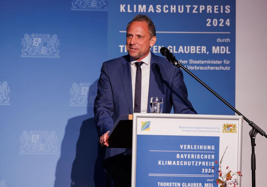 Am Rednerpult steht Thorsten Glauber, Bayerische Staatsminister für Umwelt und Verbraucherschutz.