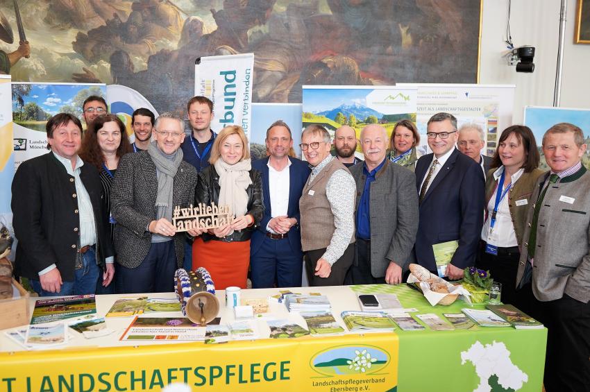 Gruppenfoto: Umweltminister Thorsten Glauber präsentiert sich am Stand der Bayerischen Landschaftspflegeverbände für den Regierungsbezirk Oberbayern