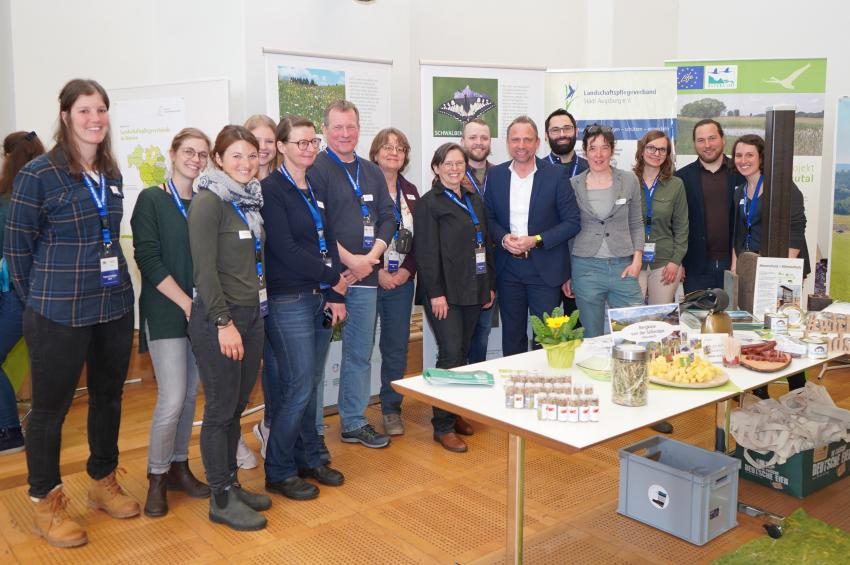 Umweltminister Thorsten Glauber präsentiert sich am Stand der Bayerischen Landschaftspflegeverbände für den Regierungsbezirk Schwaben