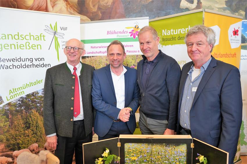 Gruppenfoto mit Umweltminister Thorsten Glauber und Verbandsmitglieder
