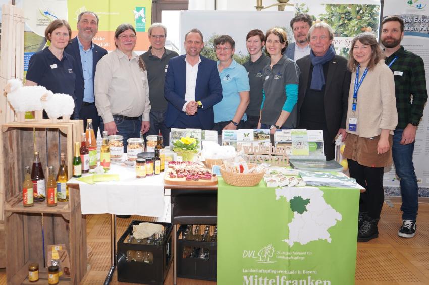 Das Gruppenfoto zeigt Umweltminister Thorsten Glauber und Mitglieder der Landschaftspflegeverbände am Stand für den Regierungsbezirk Mittelfranken