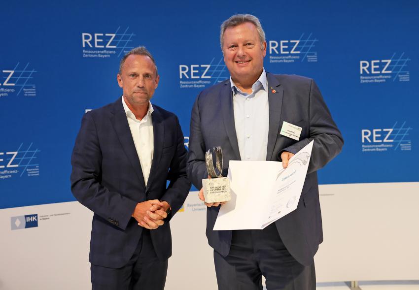 Umweltminister Thorsten Glauber übergibt den Preis an Maincor Rohrsysteme GmbH & Co. KG aus Schweinfurt.