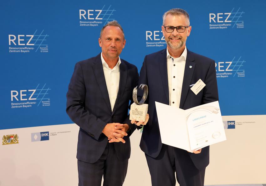 Umweltminister Thorsten Glauber übergibt den Preis an Linhardt GmbH & Co. KG aus Viechtach.