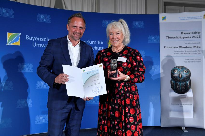 Umweltminister Thorsten Glauber übergibt den Bayerischen Tierschutzpreis an Heidi Rothwinkler