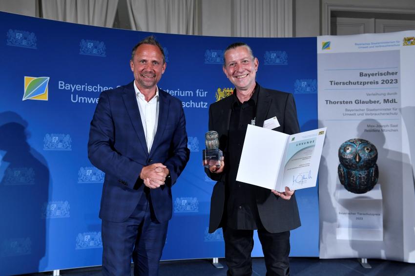 Umweltminister Thorsten Glauber übergibt den Bayerischen Tierschutzpreis an die Auffangstation für Reptilien, München e.V., vertreten durch Dr. Markus Baur, 1. Vorsitzender und Leiter der Auffangstation
