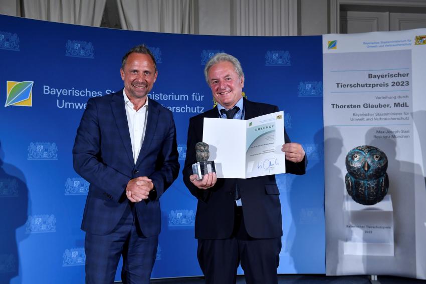 Umweltminister Thorsten Glauber übergibt den Bayerischen Tierschutzpreis an Prof. Dr. Dr. med. vet. Michael Erhard 