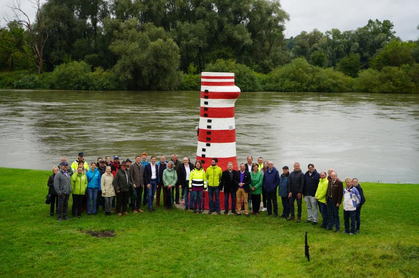 Umweltminister Thorsten Glauber hat heute in Neustadt a.d. Donau die Abschlussveranstaltung des fünfjährigen BayernNetz-Natur-Projekts Donautal eröffnet. Dabei wurde auch der „Pegelbaum“ des Künstlers Toni Schaller am Ufer der Donau enthüllt.