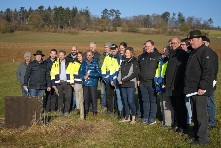 Gruppenfoto mit Umweltminister Thorsten Glauber (4. v. li, 1. Reihe).