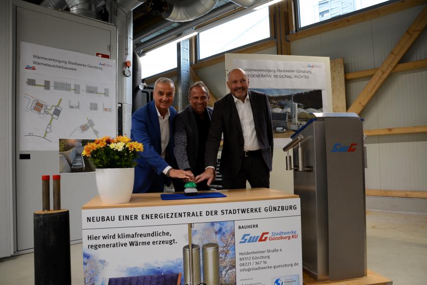 Minister Glauber, Herr Oberbürgermeister Jauernig und Herr Böck Vorstand Stadtwerke Günzburg drücken gemeinsam den Knopf