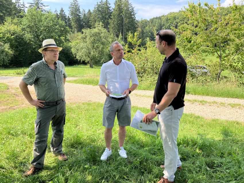 Im Gespräch: Heinrich Freiherr von Pölnitz, Umweltminister Thorsten Glauber (Mitte) und Dr. Tobias Zehetmair, ÖkoAgentur Bayern GmbH 