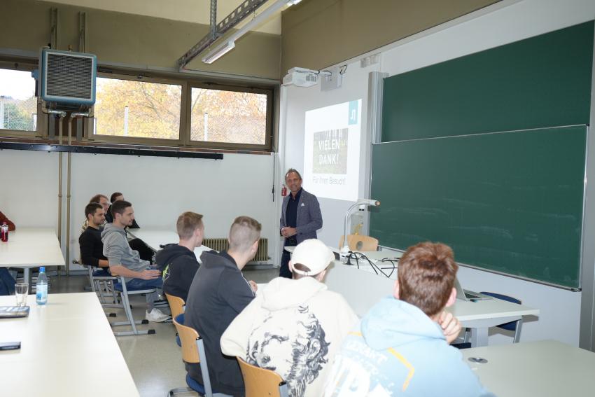 Minister Glauber besucht die Gold-Klimaschule Staatliche Berufsschule Main-Spessart 
