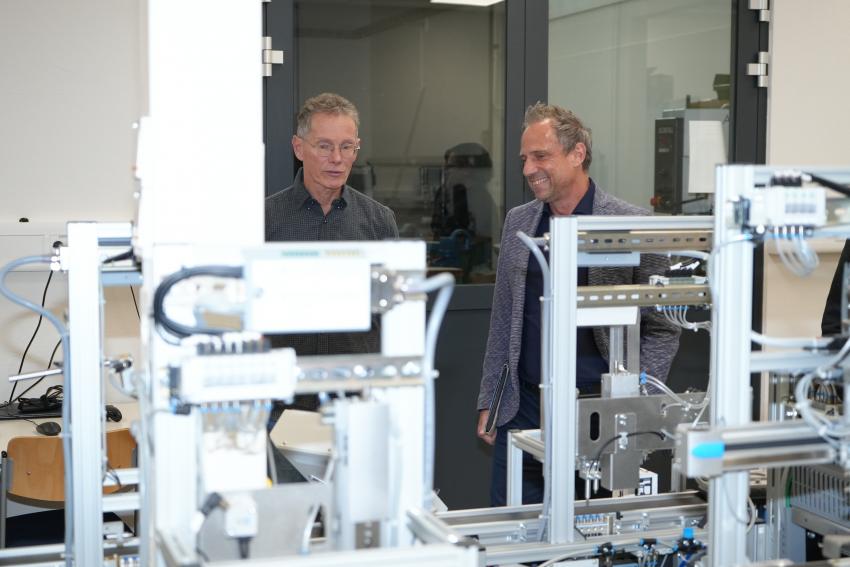 Minister Glauber bei der Besichtigung