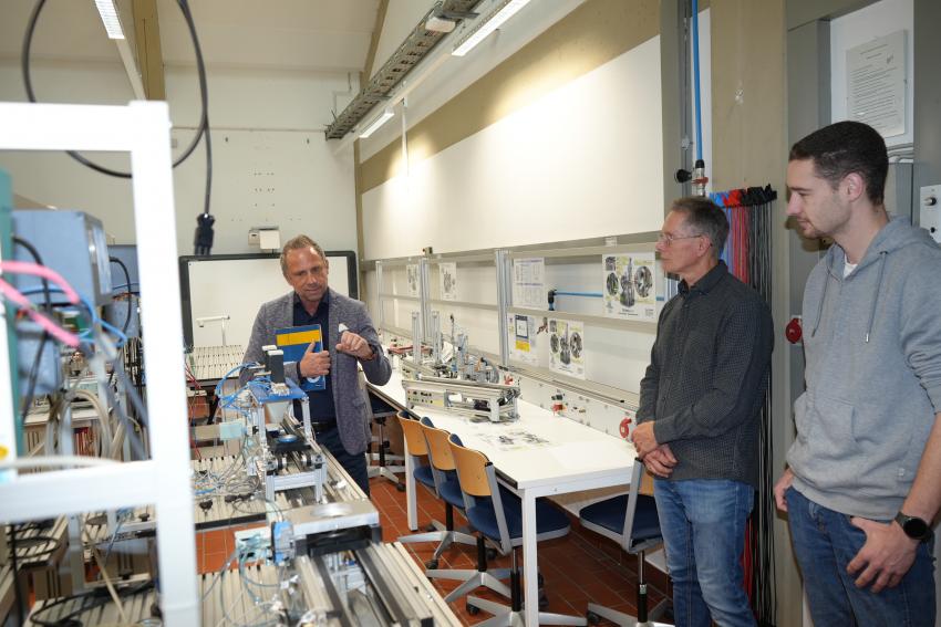 Minister Glauber bei der Besichtigung