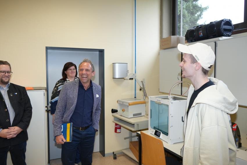 Minister Glauber bei der Besichtigung