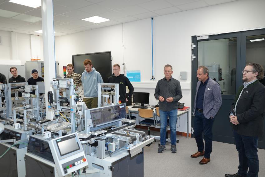 Minister Glauber bei der Besichtigung