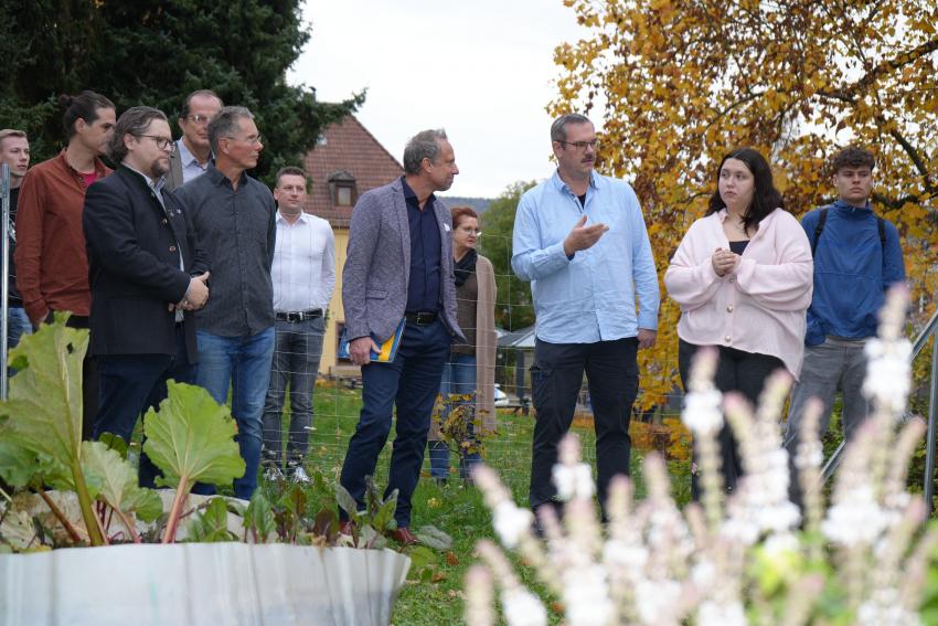 Minister Glauber im Garten