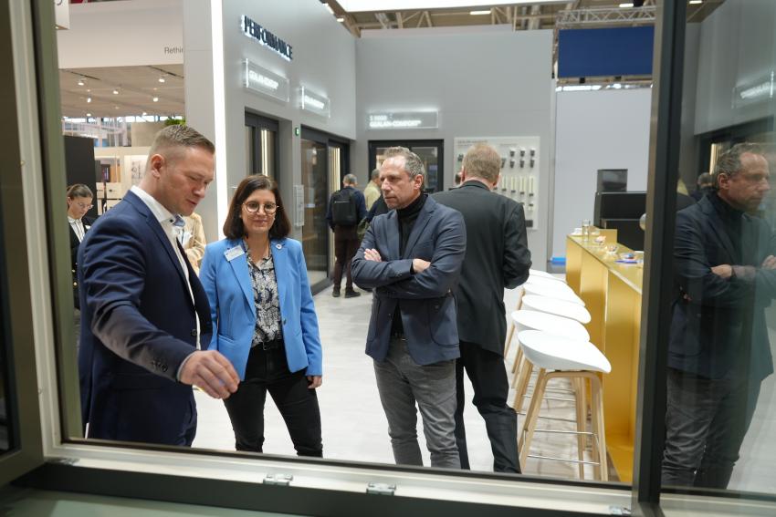 Umweltminister Thorsten Glauber besucht den Stand der Gealan Fenster-Systeme GmbH