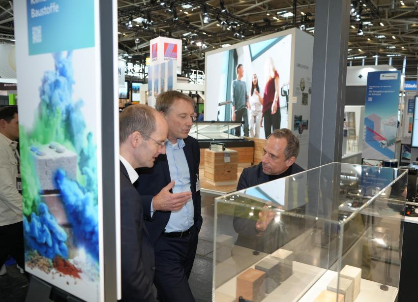 von rechts nach links: Umweltminister Thorsten Glauber, Thomas Kirmayr von der Frauenhofer-Allianz Bau & Prof. Dr. Gunnar Grün von der Frauenhofer-Allianz Bau