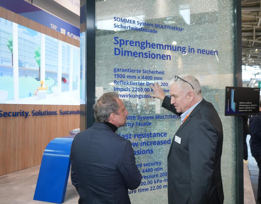 Umweltminister Thorsten Glauber mit Oliver Sommer, Geschäftsführer der SOMMER Fassadensysteme - Stahlbau - Sicherheitstechnik GmbH & Co. KG