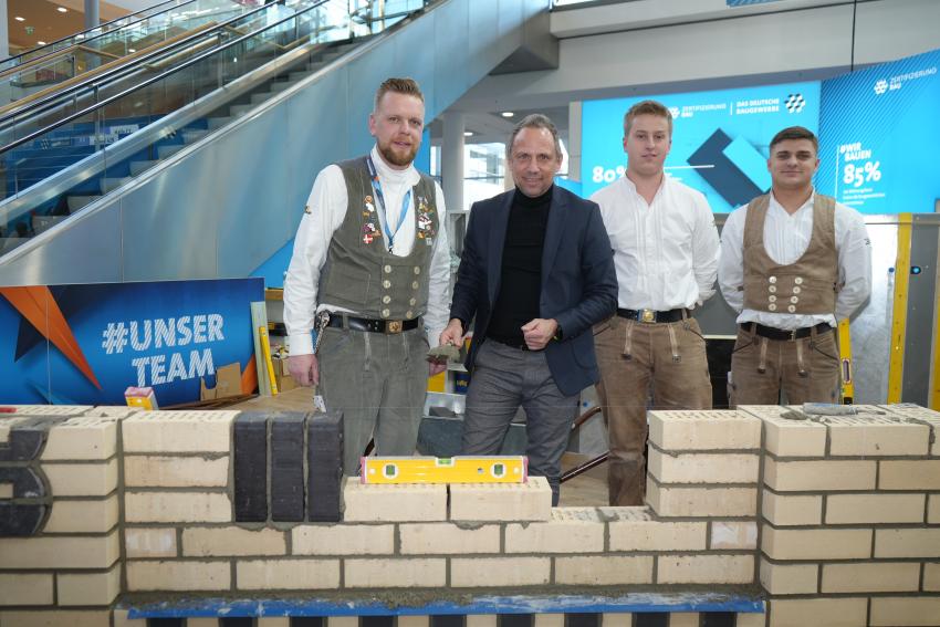 Gruppenbild mit Umweltminister Thorsten Glauber am Stand des Deutschen Baugewerbe