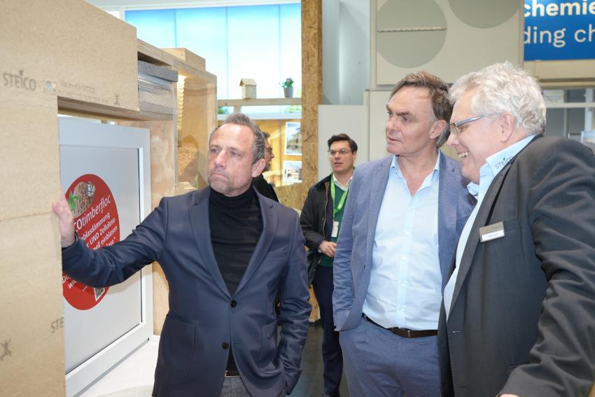 Umweltminister Thorsten Glauber besucht den Stand STEICO - Das Naturbausystem