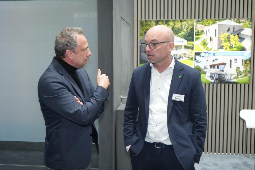 Umweltminister Thorsten Glauber im Gespräch mit Felix Habisreutinger, Gesellschafter bei Habisreutinger Holzzentrum