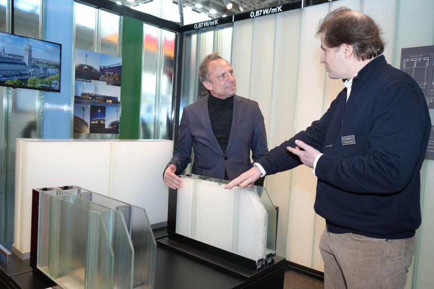 Umweltminister Thorsten Glauber mit Christoph Lamberts am Stand der Glasfabrik Lamberts