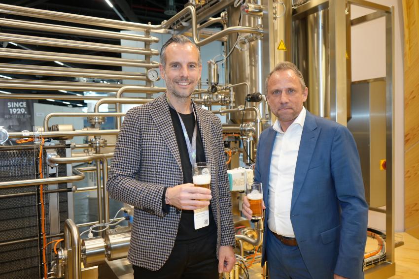 Das Foto zeigt Umweltminister Thorsten Glauber (re.) und Johannes Schulz-Hess.
