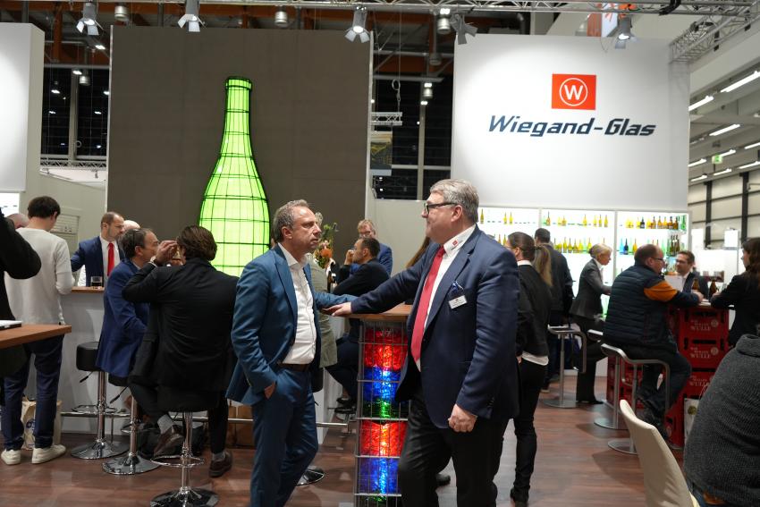 Am Stehtisch in Halle 4: Umweltminister Thorsten Glauber im Gespräch mit Nikolaus Wiegand (Geschäftsführer Wiegand Glas).