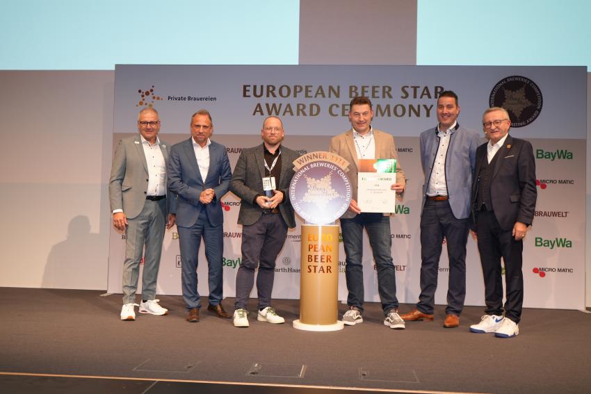 Das Foto zeigt von links nach rechts: Georg Rittmayer, Umweltminister Thorsten Glauber, die Preisträger der Westerwald Brauerei H. Schneider,  Martin Schimpf und Roland Demleitner.
